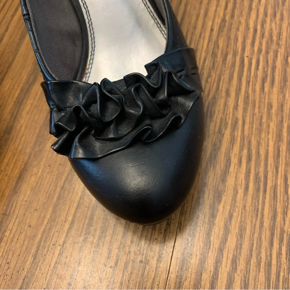 Life Stride Passion Black Ruffle Pumps Size 7